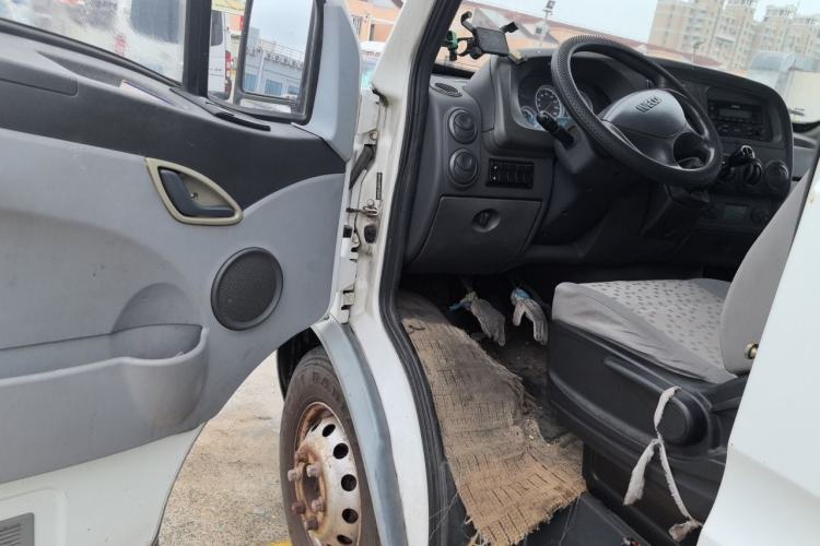 Used Iveco Power Daily 2013 2.5T-V39 Box Truck High Roof Driver Seat