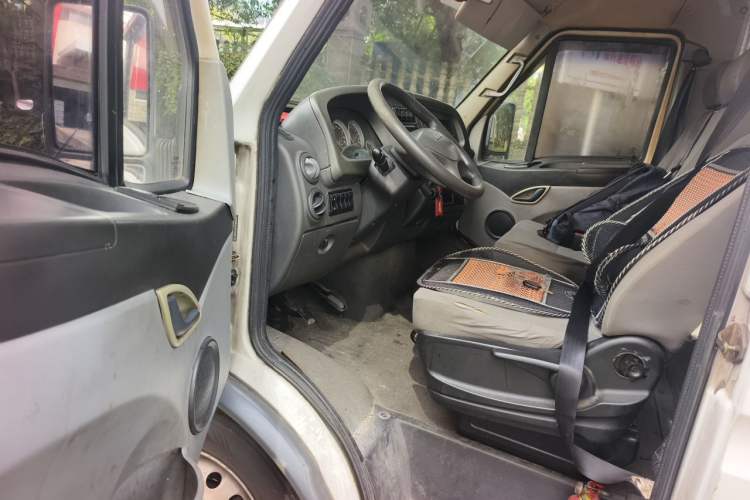 Used Iveco Power Daily 2013 2.5T-V39 Box Truck High Roof Driver Seat