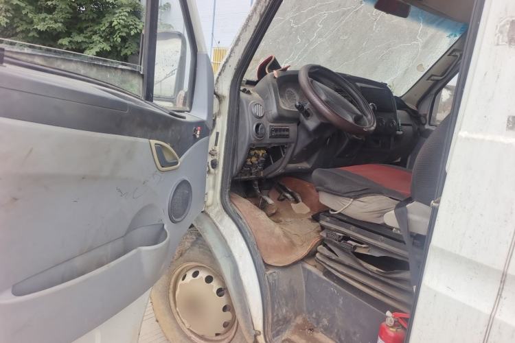 Used Iveco Power Daily 2013 2.5T-V39 Box Truck High Roof Driver Seat