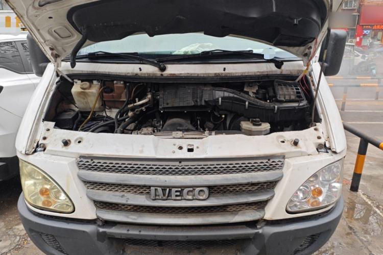 Used Iveco Power Daily 2013 2.8T-V36 Box Truck Engine Bay