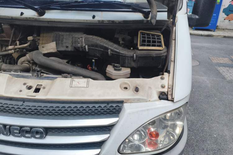 Used Iveco Power Daily 2013 2.8T-A32 All-Round Edition Engine Bay Left