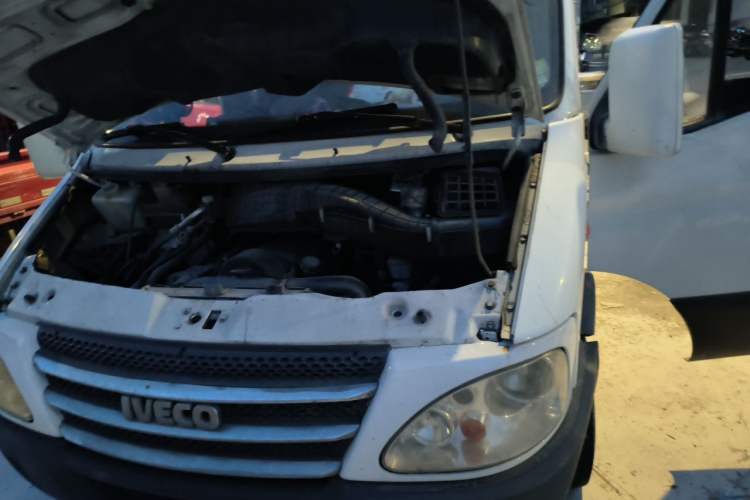 Used Iveco Power Daily 2013 2.8T-A32 All-Round Edition Engine Bay Left