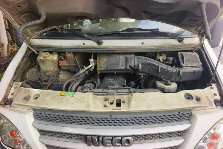 Used Iveco Power Daily 2013 2.5T-V39 Box Truck High Roof Engine Bay