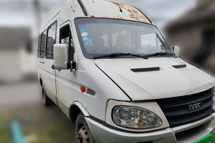 Used Iveco Power Daily 2013 2.5T-A37 Dual-Purpose High-Roof Van Front Right 45 Deg