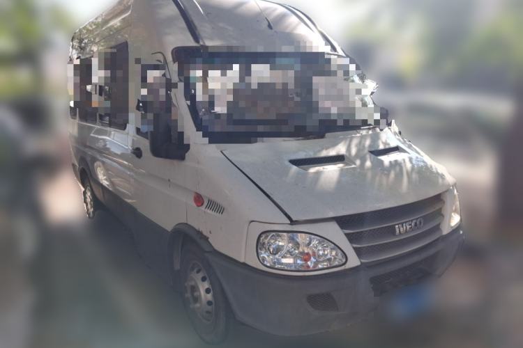 Used Iveco Power Daily 2013 2.5T-A37 Dual-Purpose High-Roof Van Front Right 45 Deg