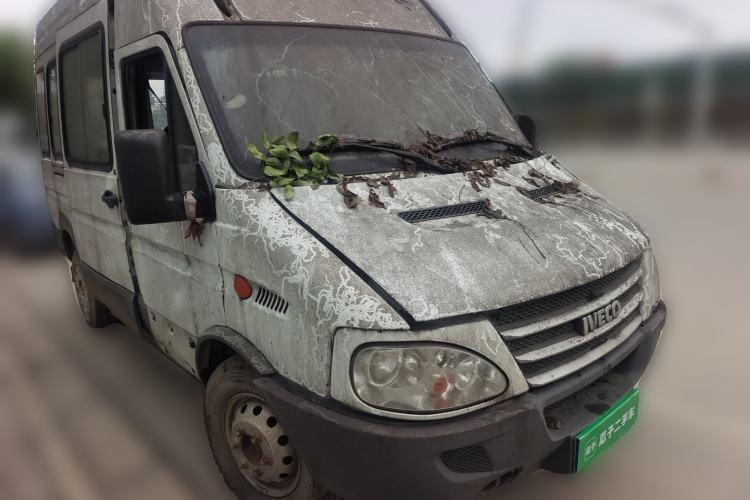Used Iveco Power Daily 2013 2.5T-V39 Box Truck High Roof Front Right 45 Deg