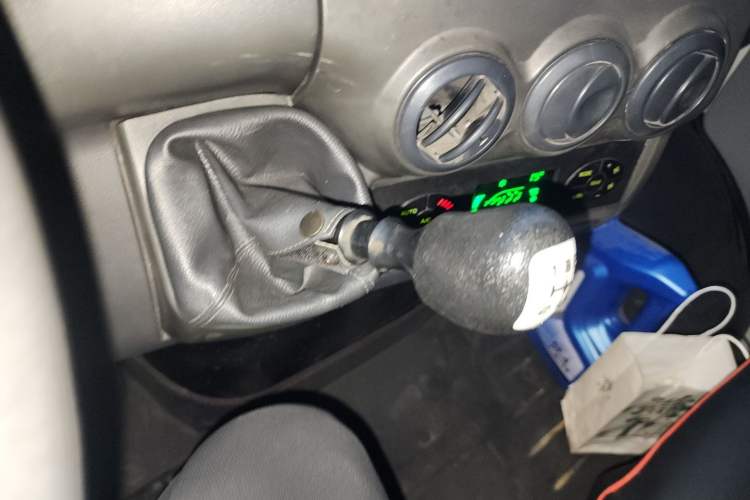 Used Iveco Power Daily 2013 2.8T-A36 Dual-Purpose Passenger and Cargo Vehicle Gear Lever