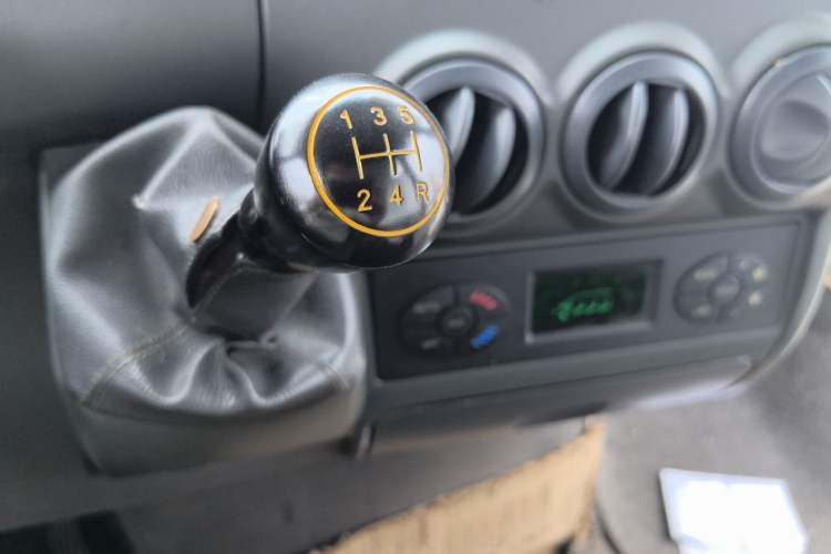Used Iveco Power Daily 2013 2.5T-V39 Box Truck High Roof Gear Lever