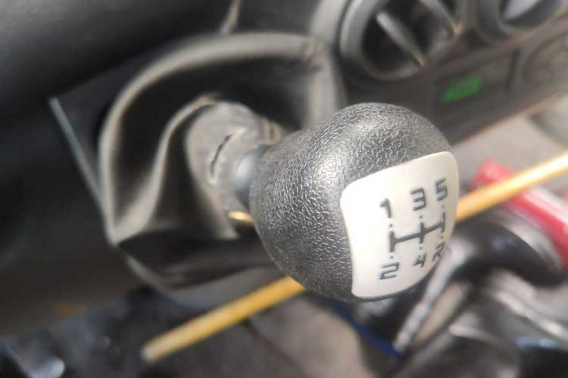 Used Iveco Power Daily 2013 2.5T-V39 Low-Roof Box Truck Gear Lever