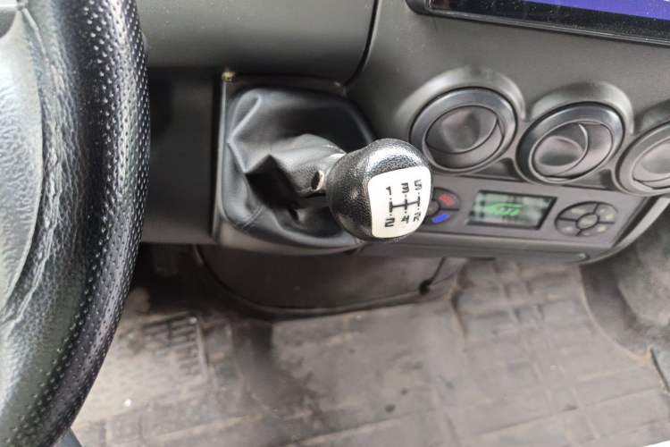 Used Iveco Power Daily 2013 3.0T-V42 Box Truck F1C Gear Lever