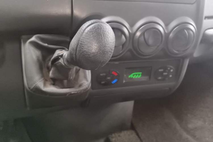 Used Iveco Power Daily 2013 2.8T-A32 All-Round Edition Gear Lever