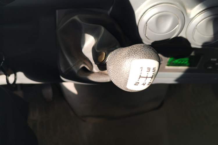 Used Iveco Power Daily 2013 2.5T-A37 Dual-Purpose High-Roof Van Gear Lever