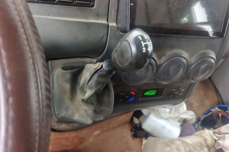 Used Iveco Power Daily 2013 2.5T-V39 Box Truck High Roof Gear Lever