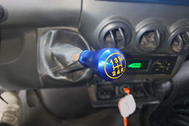 Used Iveco Power Daily 2013 2.5T-V39 Box Truck High Roof Gear Lever