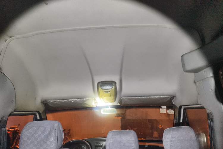 Used Iveco Power Daily 2013 2.5T-V39 Box Truck High Roof Headliner