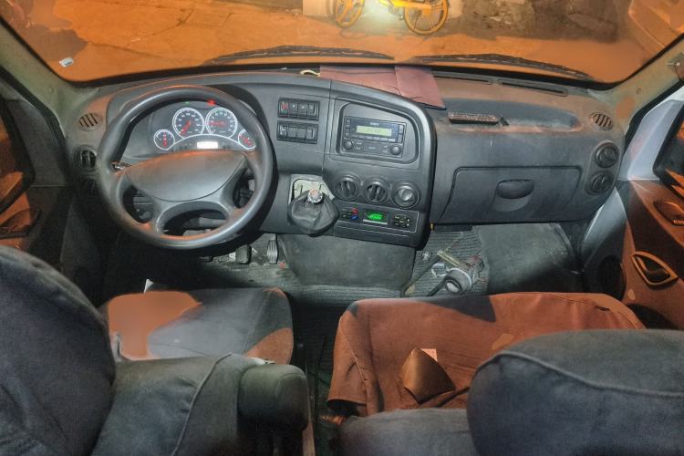 Used Iveco Power Daily 2013 2.5T-V39 Box Truck High Roof Interior 2