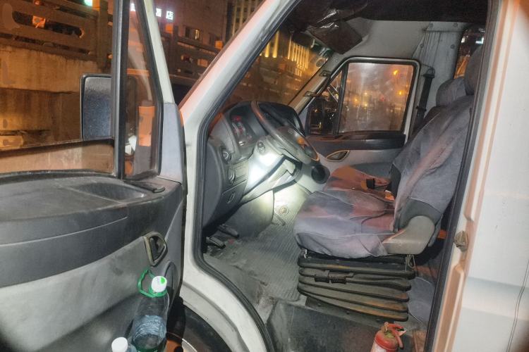 Used Iveco Power Daily 2013 2.5T-V39 Box Truck High Roof Interior 3