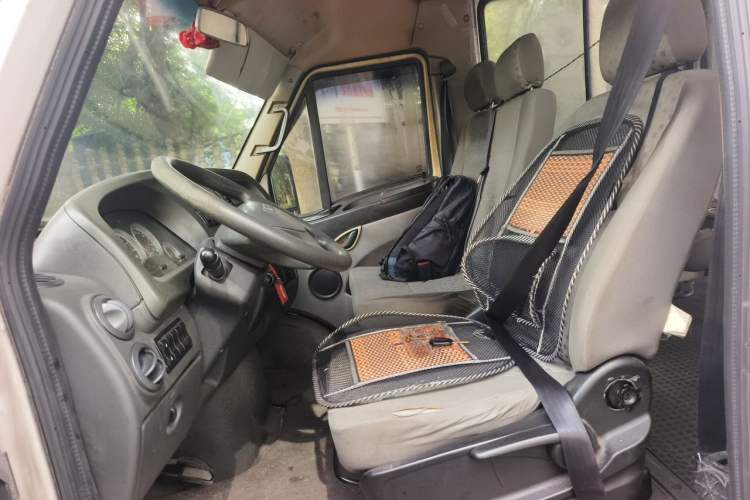 Used Iveco Power Daily 2013 2.5T-V39 Box Truck High Roof Left Front Seat