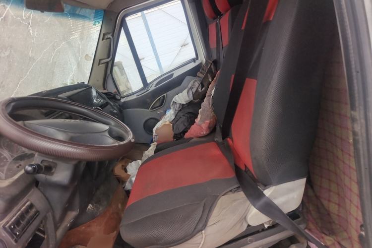 Used Iveco Power Daily 2013 2.5T-V39 Box Truck High Roof Left Front Seat