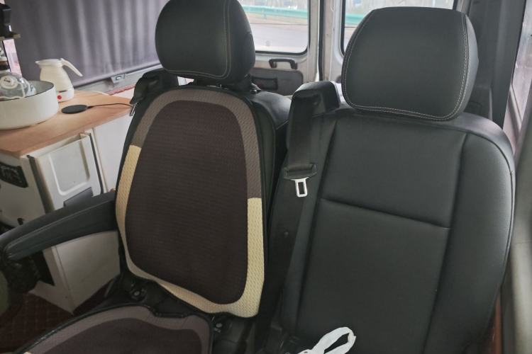 Used Iveco Power Daily 2013 2.5T-V39 Box Truck High Roof Left Rear Seat