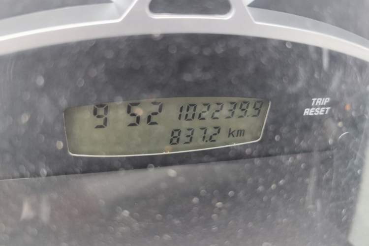 Used Iveco Power Daily 2013 2.5T-V39 Box Truck High Roof Odometer Close Up