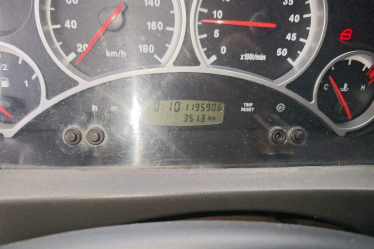 Used Iveco Power Daily 2013 2.5T-V39 Box Truck High Roof Odometer Close Up