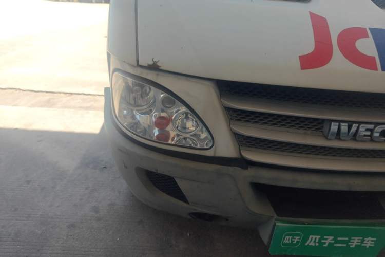 Used Iveco Power Daily 2013 2.5T-A37 Dual-Purpose High-Roof Van Right Front Headlight