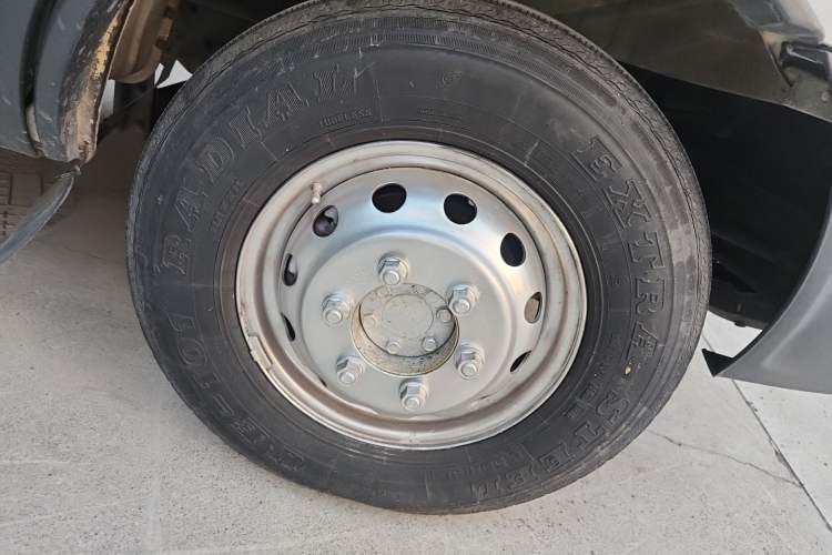Used Iveco Power Daily 2013 2.8T-A36 Dual-Purpose Passenger and Cargo Vehicle Right Front Wheel Hub