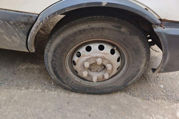 Used Iveco Power Daily 2013 2.5T-A37 Dual-Purpose High-Roof Van Right Front Wheel Hub