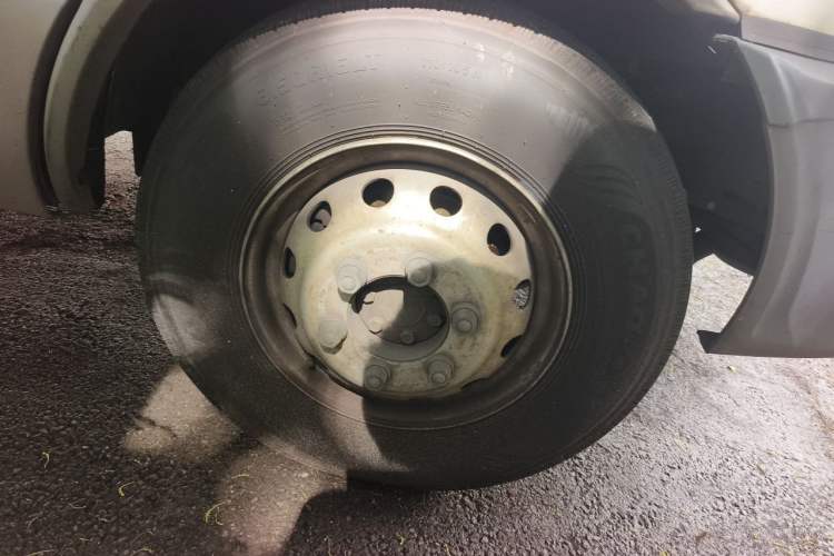 Used Iveco Power Daily 2013 2.5T-V39 Box Truck High Roof Right Front Wheel Hub