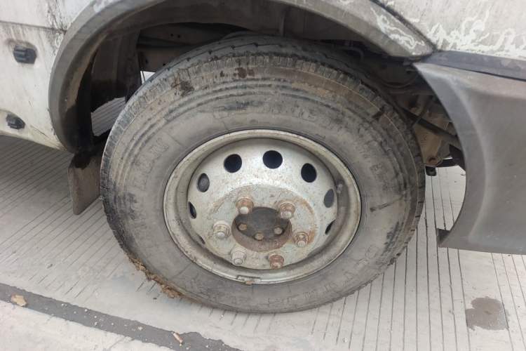 Used Iveco Power Daily 2013 2.5T-V39 Box Truck High Roof Right Front Wheel Hub