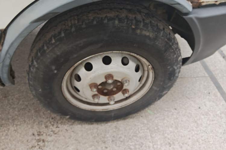 Used Iveco Power Daily 2013 2.5T-V39 Box Truck High Roof Right Front Wheel Hub