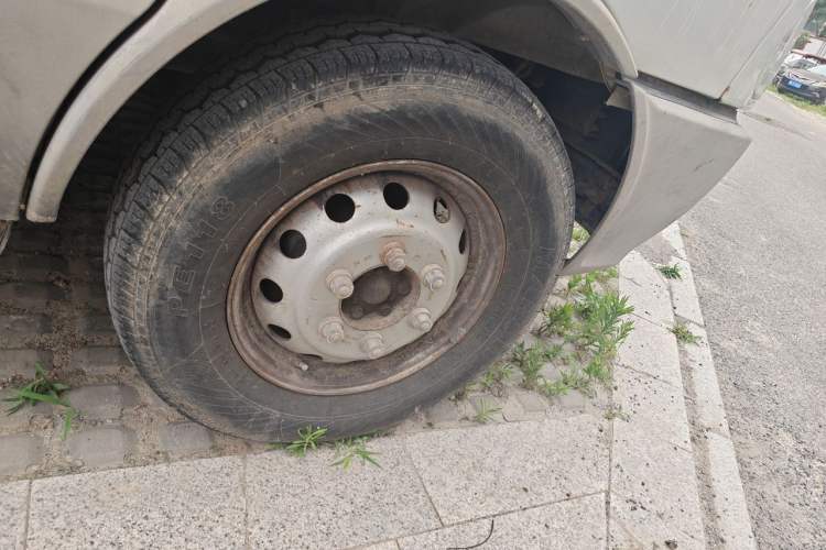 Used Iveco Power Daily 2013 2.8T-A32 Express Version Right Front Wheel Hub