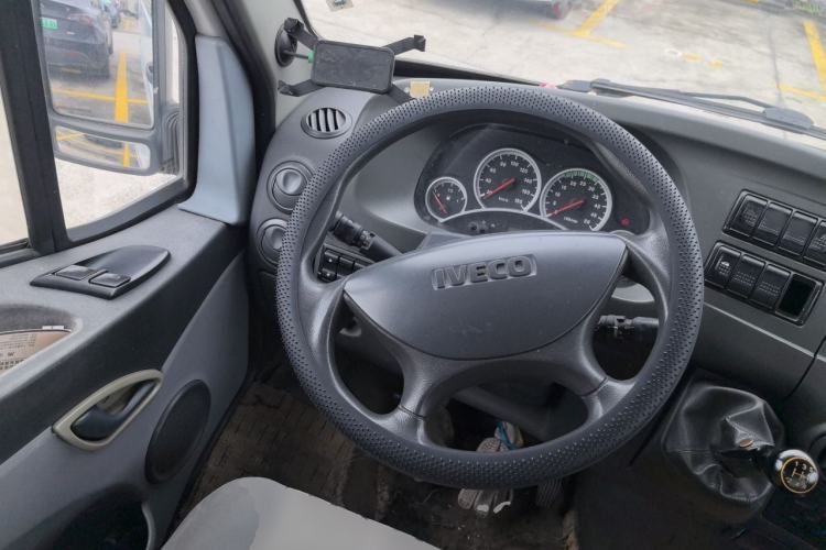 Used Iveco Power Daily 2013 2.5T-V39 Box Truck High Roof Steering Wheel