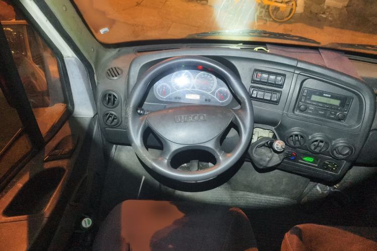 Used Iveco Power Daily 2013 2.5T-V39 Box Truck High Roof Steering Wheel