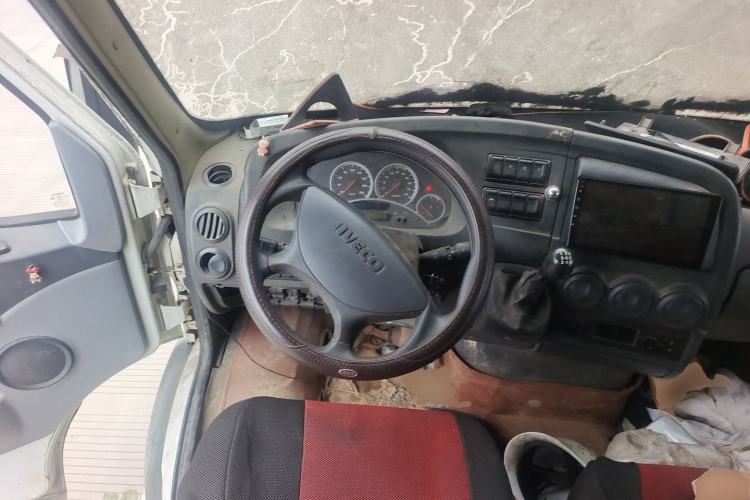 Used Iveco Power Daily 2013 2.5T-V39 Box Truck High Roof Steering Wheel