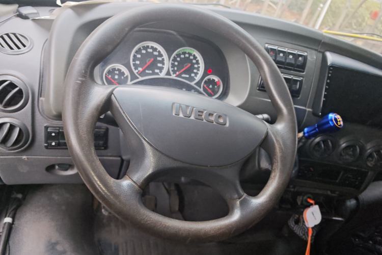 Used Iveco Power Daily 2013 2.5T-V39 Box Truck High Roof Steering Wheel