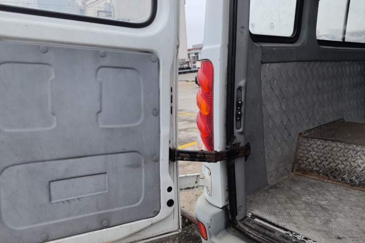 Used Iveco Power Daily 2013 2.5T-V39 Box Truck High Roof Trunk
