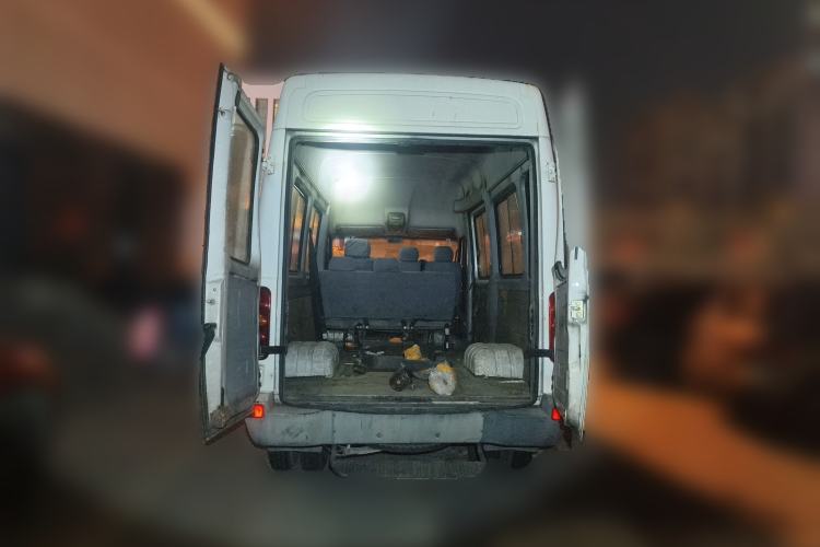 Used Iveco Power Daily 2013 2.5T-V39 Box Truck High Roof Trunk