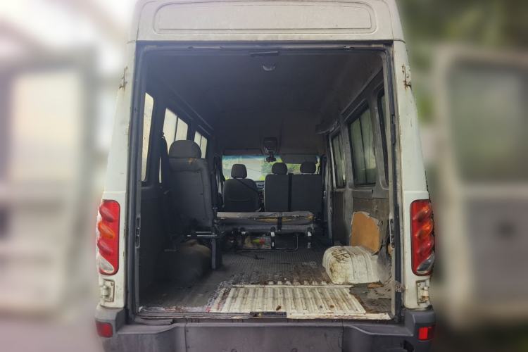 Used Iveco Power Daily 2013 2.5T-V39 Box Truck High Roof Trunk