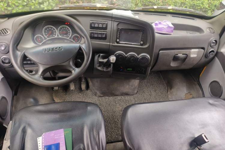 Used Iveco Power Daily 2013 2.8T-V36 Box Truck Center Console