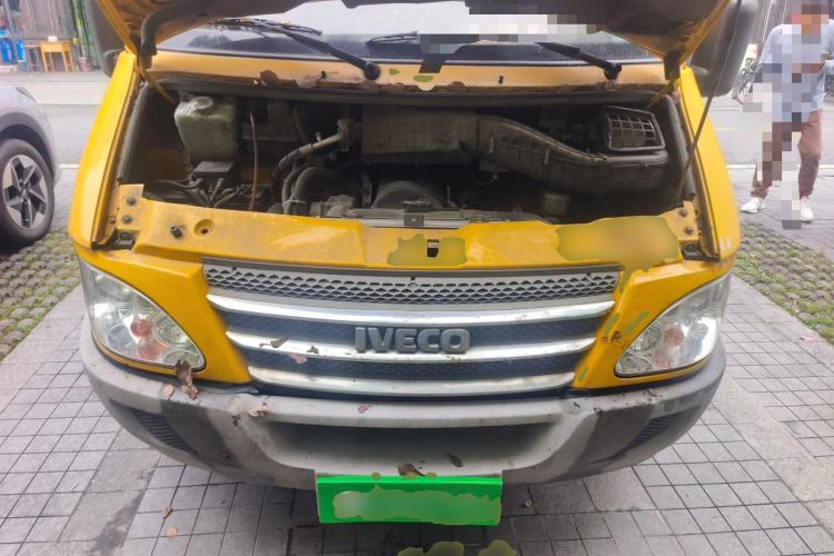 Used Iveco Power Daily 2013 2.8T-V36 Box Truck Engine Bay