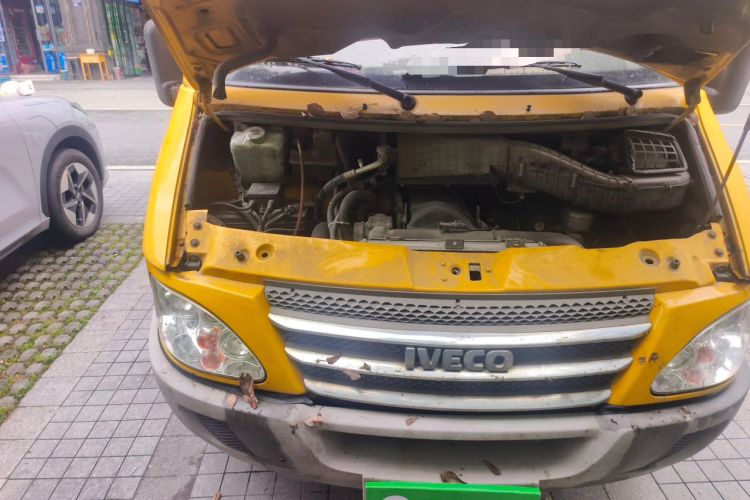 Used Iveco Power Daily 2013 2.8T-V36 Box Truck Engine Bay Right