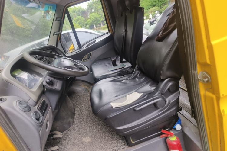 Used Iveco Power Daily 2013 2.8T-V36 Box Truck Left Front Seat