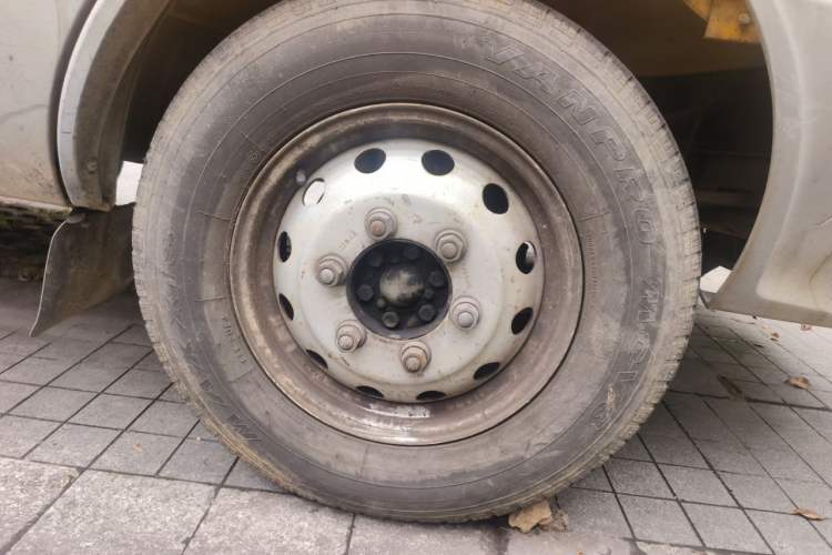 Used Iveco Power Daily 2013 2.8T-V36 Box Truck Right Front Wheel Hub