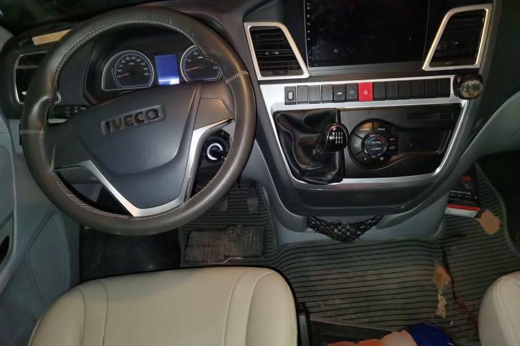 Used Iveco Power Daily 2016 3.0T-A32 Deluxe Top-End F1C Center Console