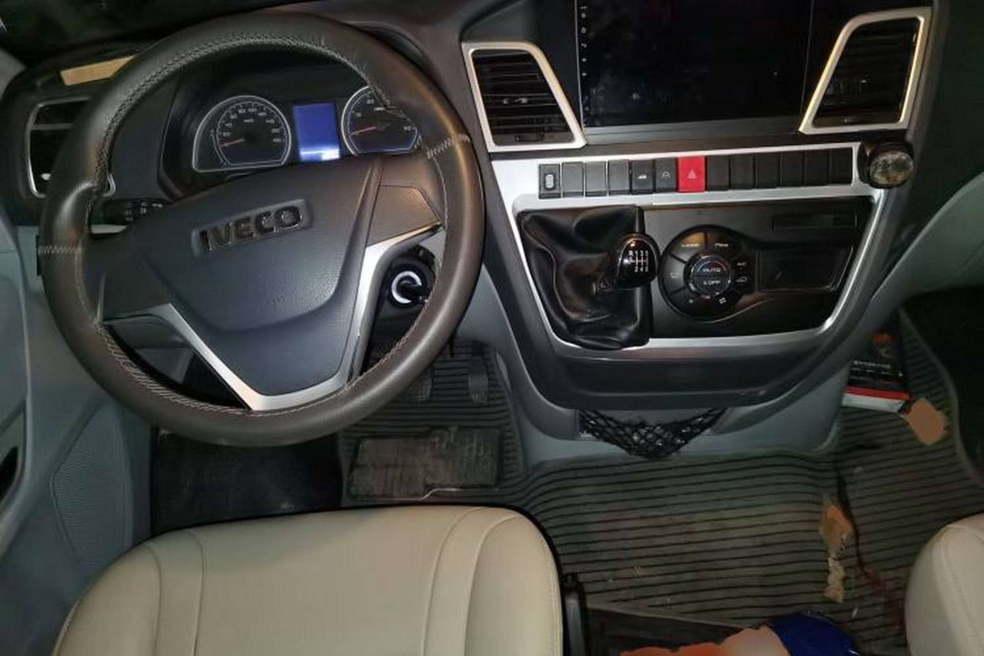 Used Iveco Power Daily 2016 3.0T-A32 Deluxe Top-End F1C Center Console