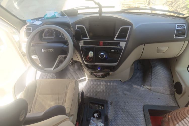 Used Iveco Power Daily 2016 3.0T-A37 Prestige High-Roof F1C Center Console