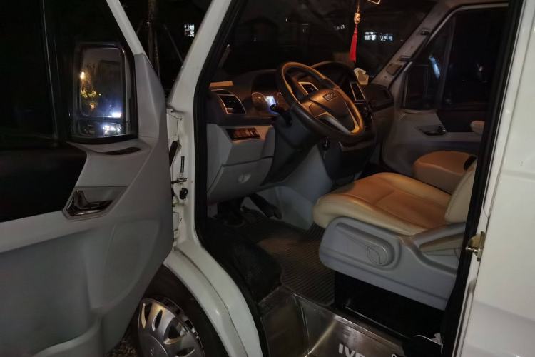 Used Iveco Power Daily 2016 3.0T-A32 Deluxe Top-End F1C Driver Seat