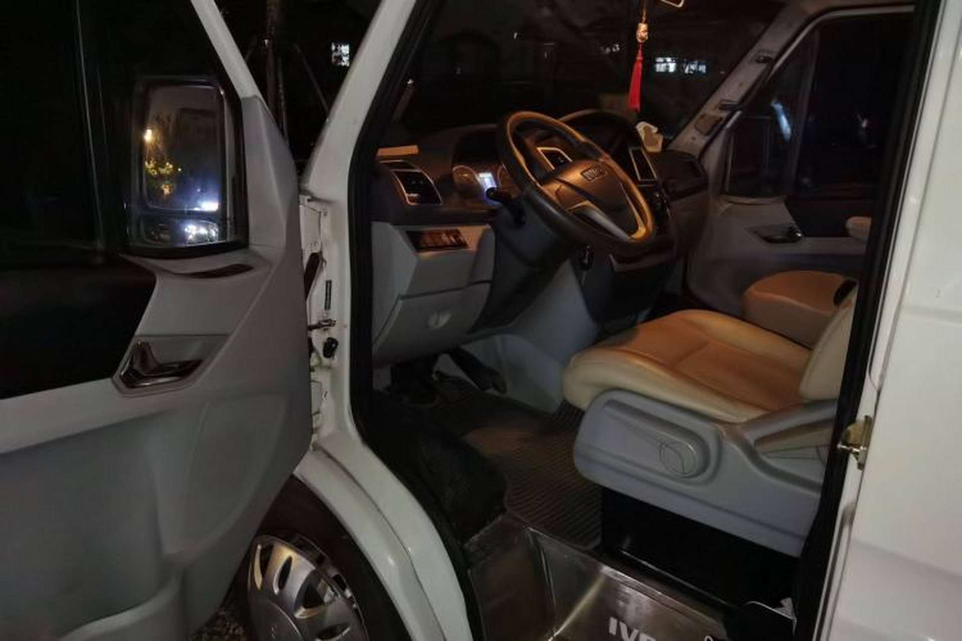 Used Iveco Power Daily 2016 3.0T-A32 Deluxe Top-End F1C Driver Seat